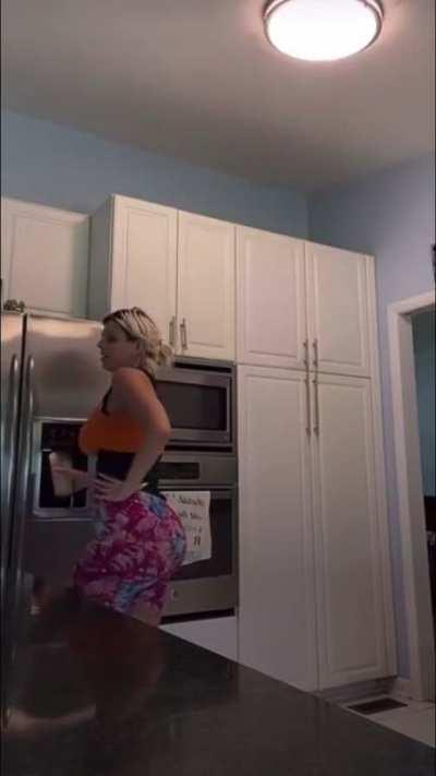 Her claps loud asf👏😮‍💨