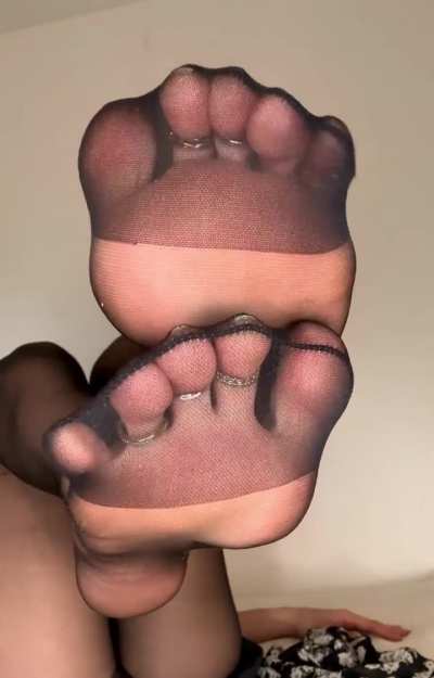My nylon feet up, your face down … or maybe you’d prefer a rub?! 😈🫦