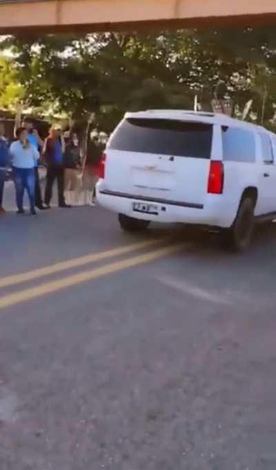 Sinaloa Cartel convoy parade cheered on by the people of Chiapas