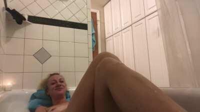 Here’s a delicious “MO Haze IC” IPA from Migration Brewing out of Portland, OR. Enjoying with a lip sync of Stevie Knicks & Tom Petty’s ‘stop dragging my heart around’. I was trying to do Sublime but tech-bitch struck again 😂 anyway, cold beer + aweso