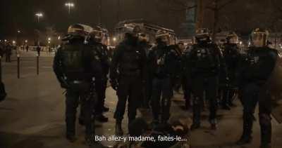 Des policiers renversent et insultent un SDF - 2023-03-21, Place de la Bastille