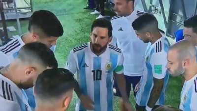 Messi ensinando como a pegar mulheres no estilo