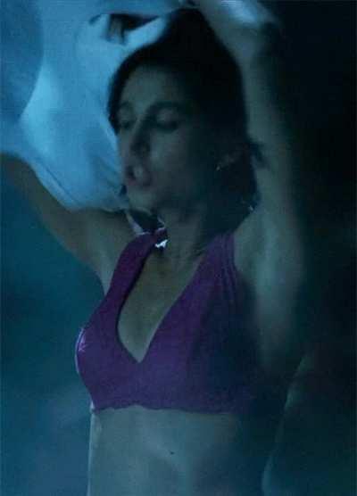 I want to fuck Naomi Scott so badly😍😍😍