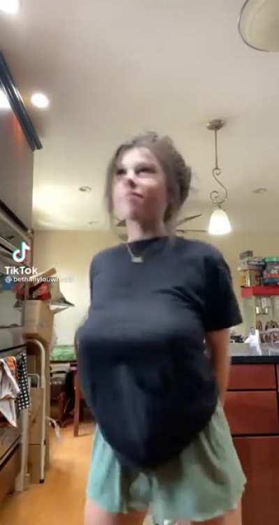 Loose T-shirt Dance 😯