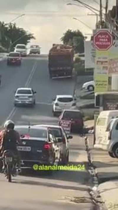 Truck carrying heavy load couldn't make it to the final destination.