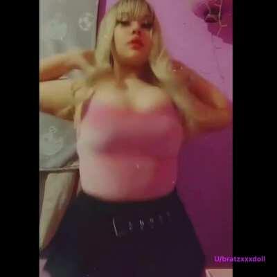 Busty 18 year old reveal 👀💋