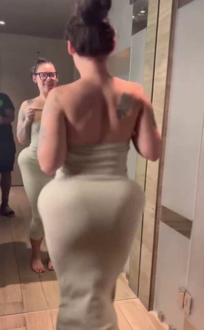 Big booty babe tight dress making that ass clap
