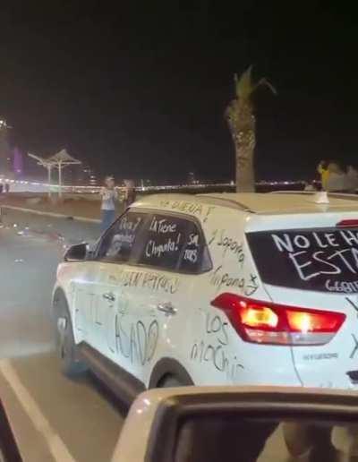 Voy de fiesta con mis amigos. Inmediatamente mi tóxica: