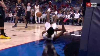 [Highlight] Jonathan Isaac shows his two-way versatility with a block for a turnover followed by a 3 (with replay)