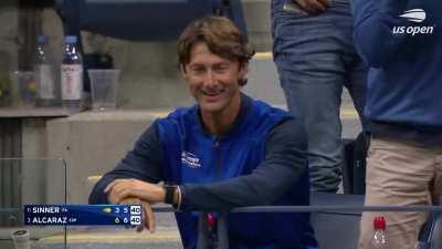 Alcaraz hits an incredible behind the back shot