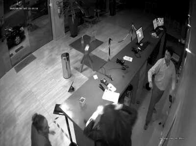 Cliente entra no hotel, recepcionista pede para medir a temperatura dele, o cliente recusa e parte para cima do recepcionista. Acabou levando uma surra e saiu ate zonzo.