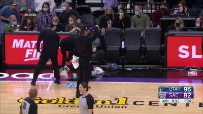 [Highlight] Drunk Kings fan throws up on the court