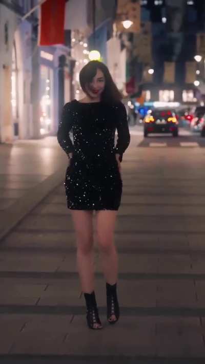 Cute Hani dances on Bond Street 🖤