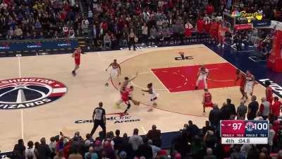 [Highlight] Nikola Vucevic looks in awe as he watches Zach LaVine go for 2 while down 3