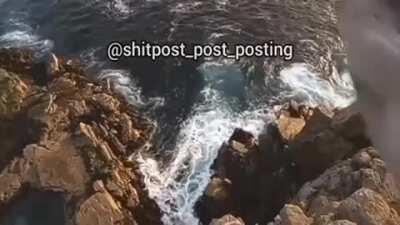 F por los que tienen audífonos