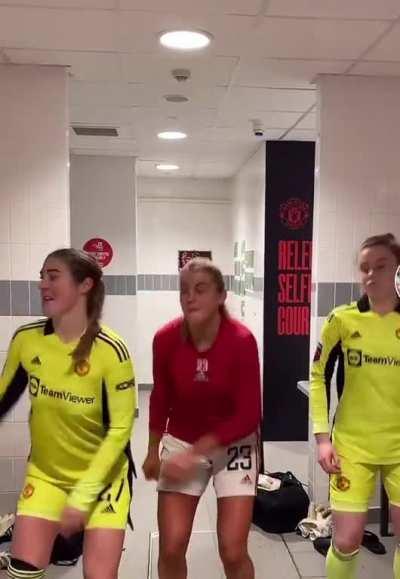 Mary,alessia,Sophie dancing 🤤