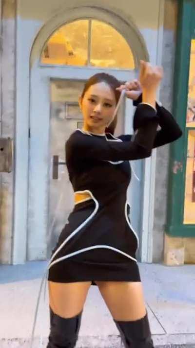 SET ME FREE feat. her little run