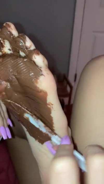 nutella tastes so much better when I suck it off my toes :)) new video on onlyfans 😋😋 link in bio