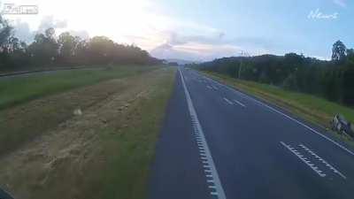 Idiot tries to overtake with excessive speed