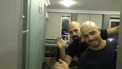 Ortaokulda şişe çevirmece oynarken biri cesaret demiştir