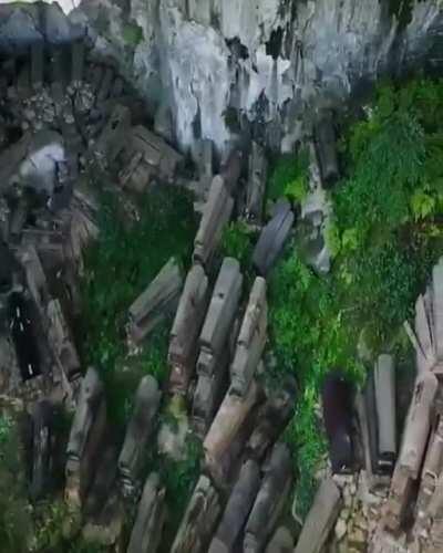 Mysterious cave found an incredible scene, all coffins, 1800 years ago