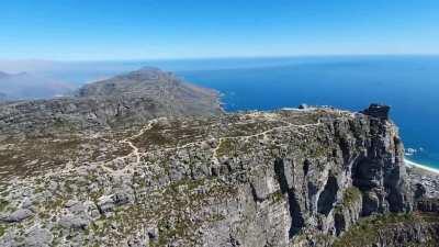 Flying the table-topped mountain, consisting of 450-510 million years old rocks (upper layer quartzitic sandstone).