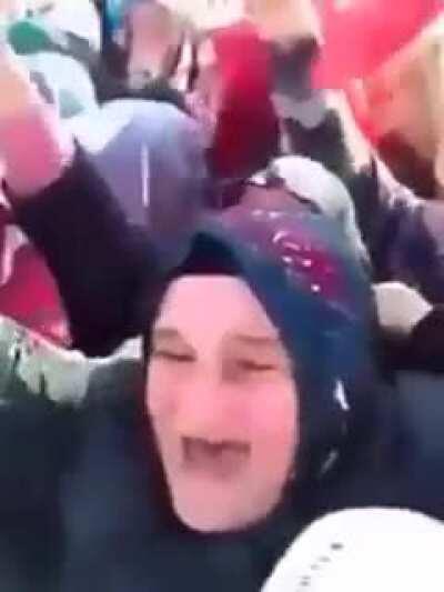 Rize'ye Havaalanı Yapılmasına Sevinen Teyze not : 