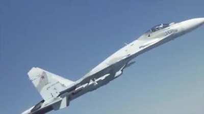 VKS Su-27SMs, extremely dangerous crossover passes infront of USAF B-52H