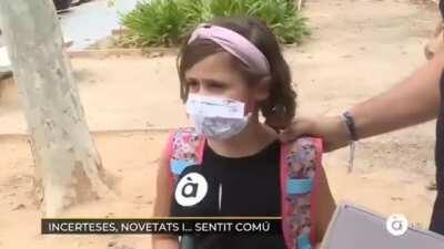 No sé si me sorprenden más las declaraciones de la niña o el sombrero del niño...