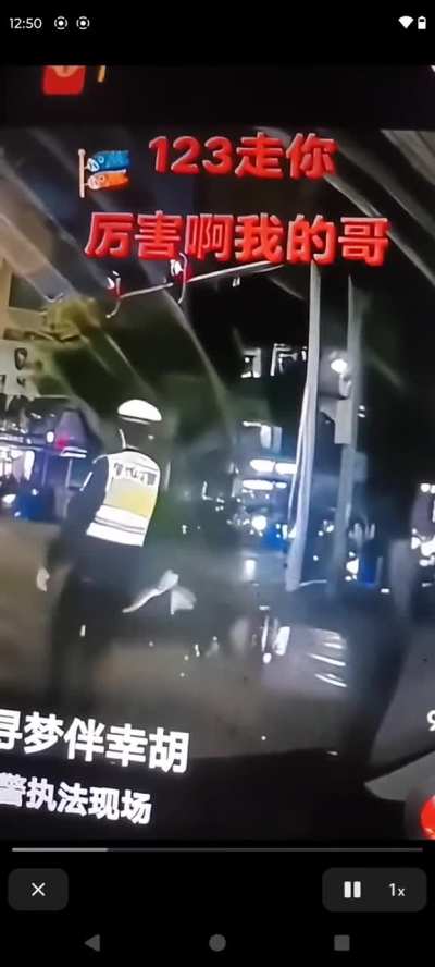 交警潇洒一个回马枪，摩托车倒地