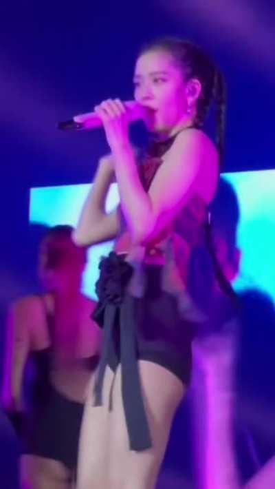 Jisoo always flaunting her camel toe 🤤