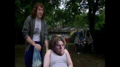 Die Rollstuhlstaffel starring Ey Malla der Krankenpfleger