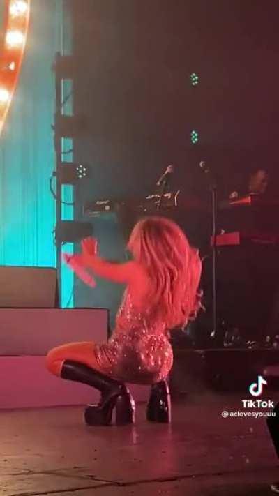 I could just sit here & watch her move that gorgeous body all day🥵🤤