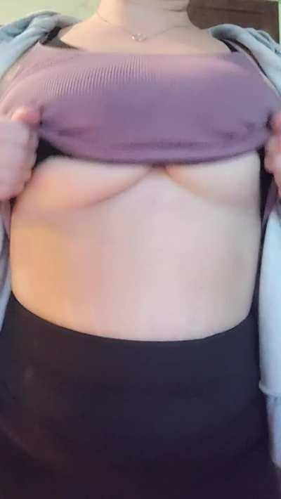 If you like soft, bouncy milf boobies I'm your girl 😏