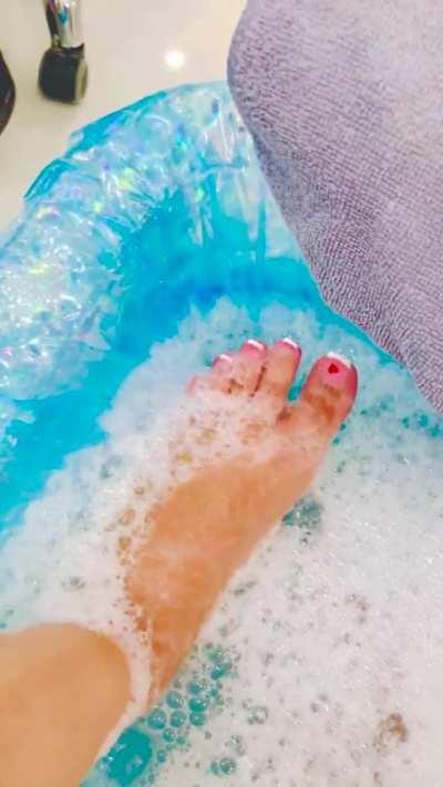 Bubbly Toesies [oc] 🫧🤍🥰🫧