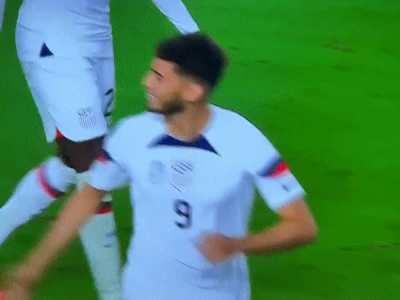 Cuando estas en el estadio y ves que entra la migra