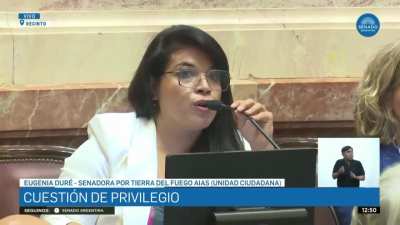 Senadoras exponiendo: 