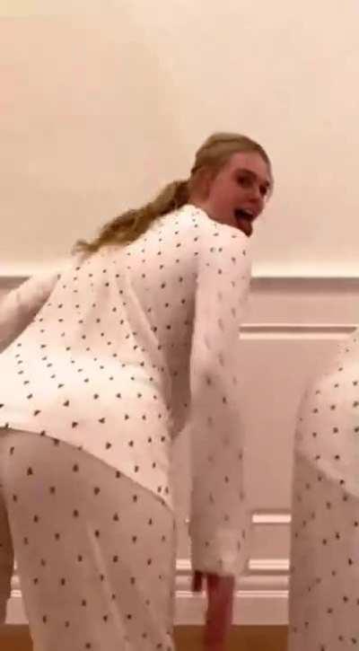 Elle Fanning twerking her fat ass