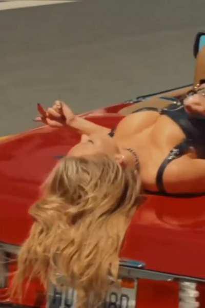 Sydney Sweeney’s Tits wanna pop out so bad