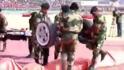 Пограничники Индии разбирают и собирают джип менее, чем за 2 минуты.