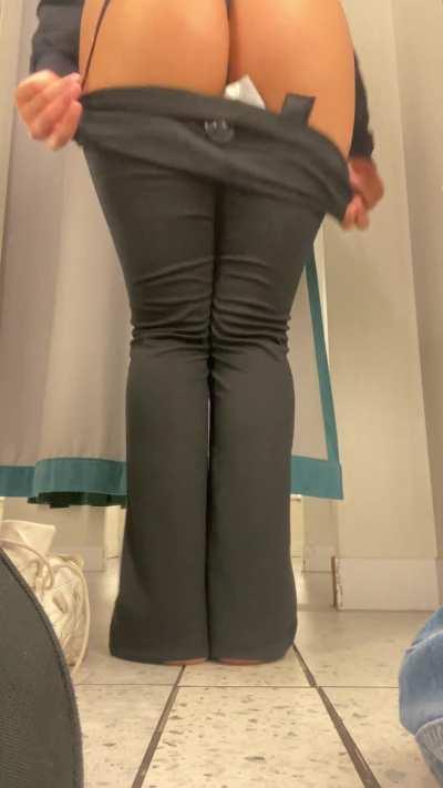 Have not had the opportunity to fuck in the changing room yet… any takers?