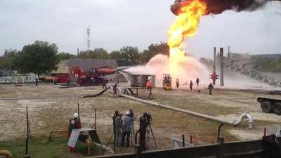 Девастатор Харконенов в деле (пожарная машина Big Wind Для ликвидации пожаров на скважинах)