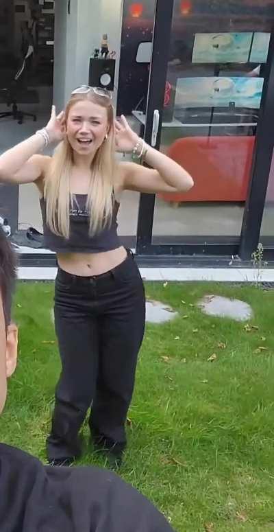 Julia Beautx schwingt die Hüften [Zoomed] [Upscaled] [SLOWMO] [30fps]