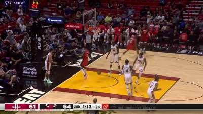 [Highlight] KPJ with the tomahawk jam to give him 20 at the half