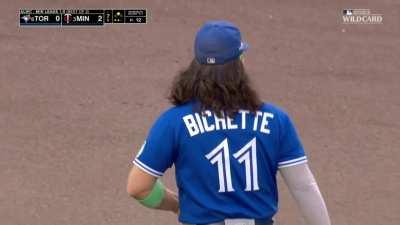 [Highlight] [Highlight] A Bo Bichette throwing error keeps the Blue Jays from turning a double play and ending the inning