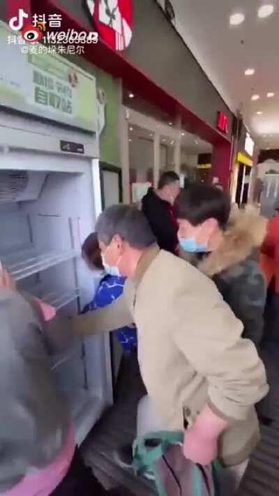 上海市民争相为食品自取站提供食物