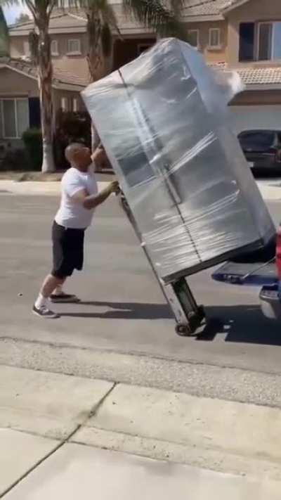 This man single handedly unloaded a fridge