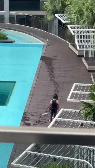 Bangali guy, in Malaysia, tries to drown girlfriend in public when he learn about pregnancy