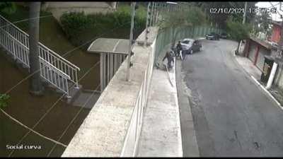 Driver saves pedestrians from mug in Brazil