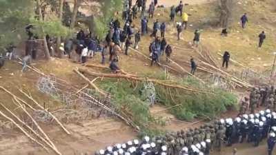 На польско-белоруской границе толпа мигрантов пытается прорваться в Польшу